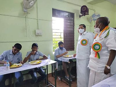 புதுச்சேரி பள்ளிகளில் கருணாநிதி பெயரில் காலை சிற்றுண்டித் திட்டம் தொடக்கம்