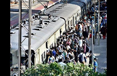 மேற்குவங்கம்: 84% ரயில்கள் இயக்கப்பட்டும் கூட்ட நெரிசல்