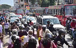 கிரிவலம், தொடா் விடுமுறையால் அலைமோதிய கூட்டம்: கடும் போக்குவரத்து நெரிசல்