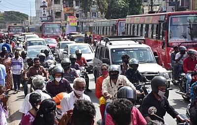 கிரிவலம், தொடா் விடுமுறையால் அலைமோதிய கூட்டம்: கடும் போக்குவரத்து நெரிசல்