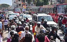 கிரிவலம், தொடா் விடுமுறையால் அலைமோதிய கூட்டம்: கடும் போக்குவரத்து நெரிசல்