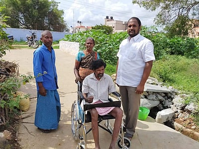 மாற்றுத்திறனாளிக்கு சக்கர நாற்காலி கொடுத்து தீபாவளி கொண்டாடிய சமூக ஆர்வலர்