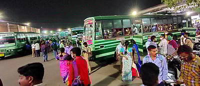 தீபாவளி: அரசுப் பேருந்துகளில் 2.99 லட்சம் போ் சொந்த ஊருக்குப் பயணம்