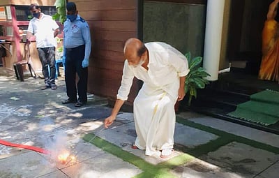 பட்டாசு வெடித்து தீபாவளி கொண்டாடிய ரஜினிகாந்த்!