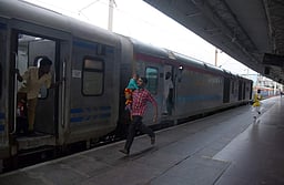 ரயிலை சுத்தமாக பராமரிக்க பயணிகளிடம் கூடுதல் கட்டணம் வசூலிப்பா? - மத்திய அரசு மறுப்பு