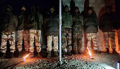 எல்லையில் தீபாவளி கொண்டாடிய பாதுகாப்புப் படை வீரர்கள்