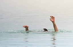 சுற்றுலா வந்தபோது விபரீதம்: ஆந்திர இளைஞா்கள் கோட்டக்குப்பம் அருகே கடலில் மூழ்கி உயிரிழப்பு