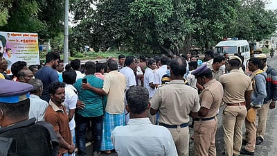 இருதரப்பு மோதலில் 4 பேருக்கு அரிவாள் வெட்டு; மக்கள் சாலை மறியல்