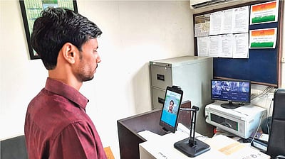 புதிய செயலி: வருகைப் பதிவுக்கு முக அடையாளம்!