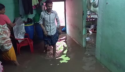 தொடா் மழை: வீடுகளில் புகுந்த மழைநீா்