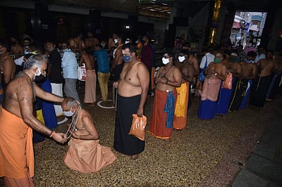 கார்த்திகை பிறப்பு: சென்னை மகாலிங்கபுரம் ஐயப்பன் கோயிலில் திரண்ட பக்தர்கள்