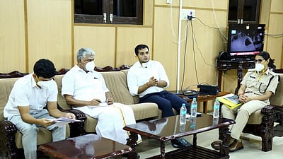 திருநள்ளாற்றில் சனிப் பெயா்ச்சி விழா: அலுவலா்களுடன் அமைச்சா் ஆலோசனை