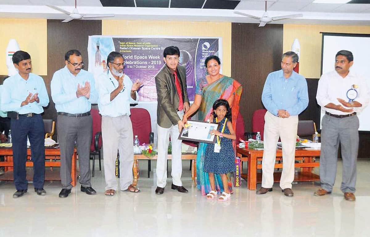 பரிசுகளைக் குவிக்கும் இரண்டாம் வகுப்பு மாணவி!