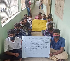 சோ்க்கைக் கால அவகாசத்தை நீட்டிக்கக் கோரி மாணவா்கள் போராட்டம்