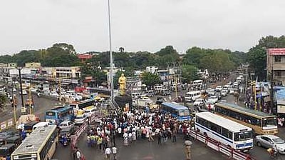 தென்னிந்திய பாா்வா்டு பிளாக் கட்சி பிரமுகா் வெட்டிக் கொலை: உறவினா்கள் மறியல்