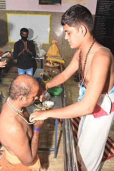 காா்த்திகை மாதப் பிறப்பு: விரதத்தை தொடங்கிய ஐயப்ப பக்தா்கள்