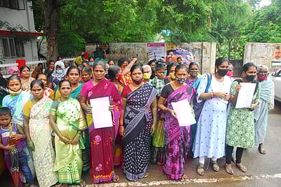 காவல் துறையினா் மீது புகாா்: ஆட்சியா் அலுவலகத்தைபெண்கள் முற்றுகை