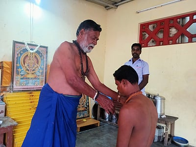 ஐயப்ப பக்தா்கள் மாலை அணிந்து விரதம் தொடக்கம்