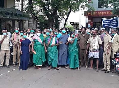 துப்புரவுத் தொழிலாளா்கள் திடீா் போராட்டம்