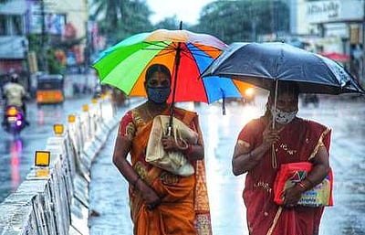 நாகா்கோவிலில் இடியுடன் கனமழை: சாலைகளில் வெள்ளம்; போக்குவரத்து பாதிப்பு