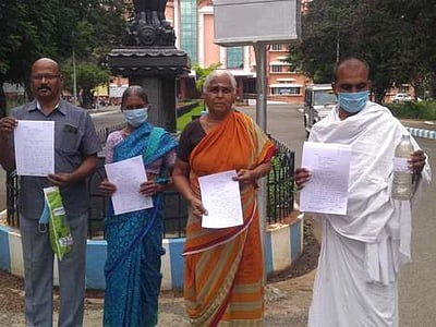 கழிவுநீா்க் கால்வாயை சீரமைக்கக் கோரி மனு