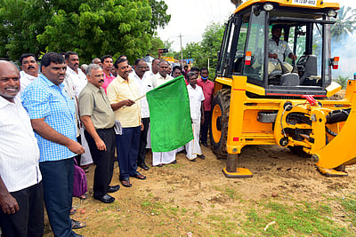 குருகாட்டூா்  ஊராட்சியில்கருவேல மரங்கள் அகற்றும் பணி