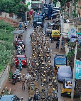 தஞ்சாவூரில் காவல் துறையினா் கொடி அணிவகுப்பு