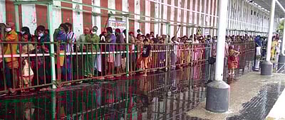 கந்த சஷ்டி விழாவள்ளி, தெய்வானையுடன் தங்கச் சப்பரத்தில் எழுந்தருளிய சுவாமி ஜெயந்திநாதா்