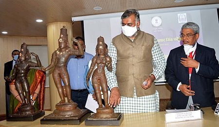 42 ஆண்டுகளுக்கு பிறகு மீட்கப்பட்ட 3 சுவாமி சிலைகள்: தமிழக காவல் துறையிடம் ஒப்படைப்பு