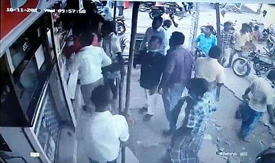 தாரமங்கலத்தில் மருந்துக் கடை மீது தாக்குதல்: உரிமையாளர் காயம்