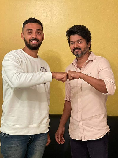 வசூல் சக்ரவர்த்தி விஜய்யைச் சந்தித்த வருண் சக்ரவர்த்தி