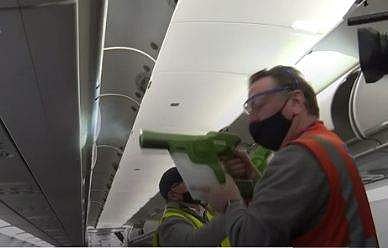 அமெரிக்கா: விமானங்களைத் தூய்மைப்படுத்தும் பணி தீவிரம்