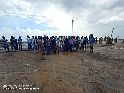 ராமநாதபுரத்தில் அரசு உப்பு நிறுவன தொழிலாளர்கள் ஆர்ப்பாட்டம்