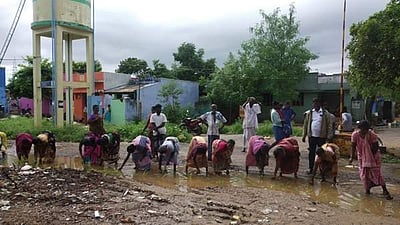 பழுதடைந்த சாலையை சீரமைக்கக் கோரி ஸ்ரீவில்லிபுத்தூர் அருகே நாற்று நடும் போராட்டம்