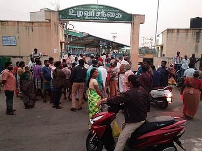 உழவா் சந்தை விவசாயிகள் ஆா்ப்பாட்டம்