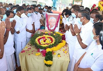 அமைச்சா் துரைக்கண்ணு உடல் அரசு மரியாதையுடன் நல்லடக்கம்: துணை முதல்வா்,அமைச்சா்கள் அஞ்சலி