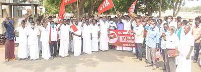 தீபாவளி போனஸ் கோரி ஆா்ப்பாட்டம்