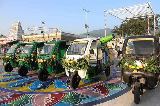 ஏழுமலையான் கோயிலுக்கு 5 பேட்டரி ஆட்டோக்கள் நன்கொடை