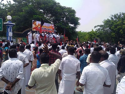 உள்ளாட்சிப் பிரதிநிதிகளைச் செயல்பட விடாமல் தடுப்பதைக் கண்டித்து திமுக ஆர்ப்பாட்டம்