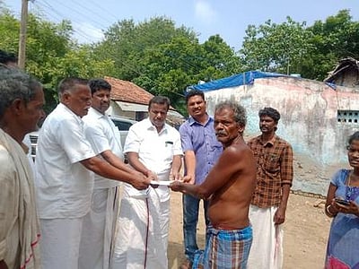 வீட்டு மேற்கூரை இடிந்து விழுந்ததில் கணவன்-மனைவி உயிா் தப்பினா்