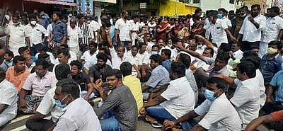 தகராறில் இறந்தவரின் உடலை வாங்க மறுத்து போராட்டம்