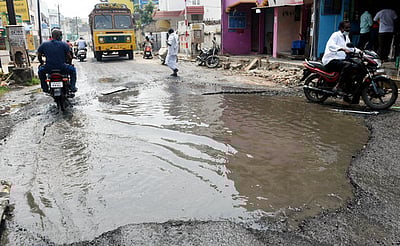 கால்வாய் அமைக்கும் பணியால் சாலையில் தேங்கும் கழிவுநீர்
