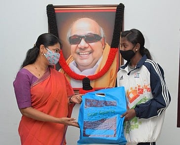 மாணவிக்கு கனிமொழி உதவி