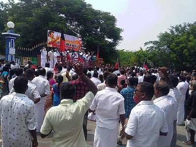 உள்ளாட்சிப் பிரதிநிதிகளின் செயல்பாடுகள் முடக்கம்: திமுக ஆா்ப்பாட்டம்