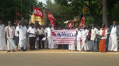 சுமைத் தூக்கும் தொழிலாளா்களுக்கு தீபாவளி போனஸ் உயா்த்தி வழங்கக் கோரி ஆா்ப்பாட்டம்