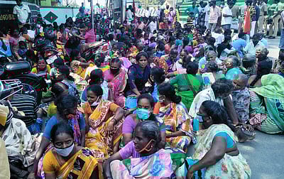 திருவள்ளூரில் வீட்டுமனைப் பட்டா கோரிமலைவாழ் மக்கள் காத்திருப்புப் போராட்டம்