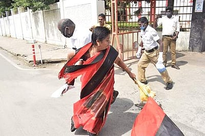 ஸ்டாலினை கிண்டல் செய்து சுவரொட்டி: திமுக பொறுப்பு குழு உறுப்பினர் தீக்குளிக்க முயன்றதால் பரபரப்பு