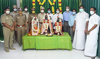 மீட்கப்பட்ட சிலைகளை ஸ்ரீராஜகோபால பெருமாள் கோயில் நிர்வாகத்திடம் ஒப்படைத்த முதல்வர்