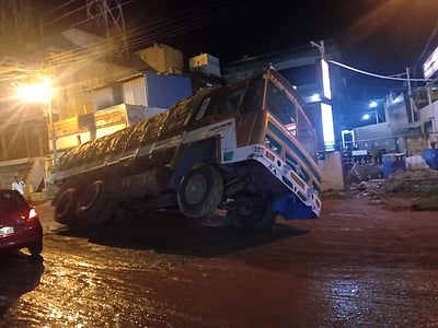 ராஜபாளையம்: பள்ளத்தில் லாரி கவிழ்ந்து போக்குவரத்து பாதிப்பு