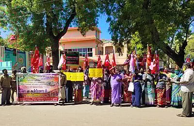 மேட்டூரில் பாதுகாப்பு உபகரணங்கள் வழங்கக்கோரி தூய்மைப் பணியாளர்கள் போராட்டம்